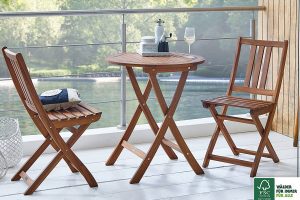 mesa y sillas terraza madera